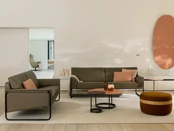 Zwei stylishe Sofas von Jori in Dunkelgrün. Minimalistisch eingerichteter Raum mit Akzenten in Altrosa.&nbsp;